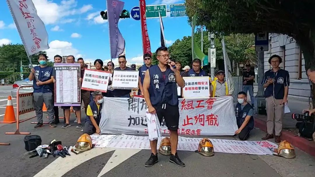 消防局工作權益促進會23日上午到凱道集會，要求政府保障打火弟兄權益與安全。（圖／翻攝自Facebook@搶救消防員）