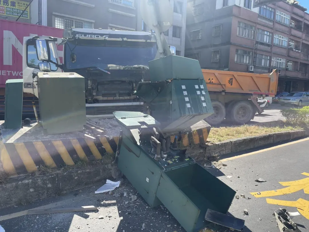 分隔島上的電箱被聯結車撞毀。(圖/警方提供)