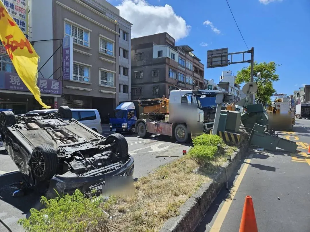 肇事的灰色轎車被聯結車撞得烏龜翻。(圖/警方提供)