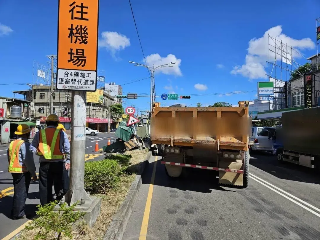 台電人員到場維修電箱。(圖/警方提供)