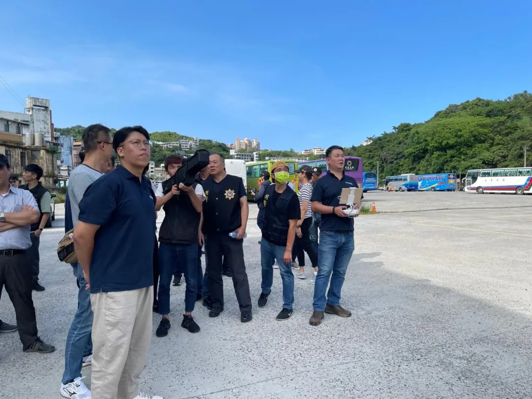 無人機干擾器外型稍大，不過員警表示拿起來並不重。（圖／警方提供）