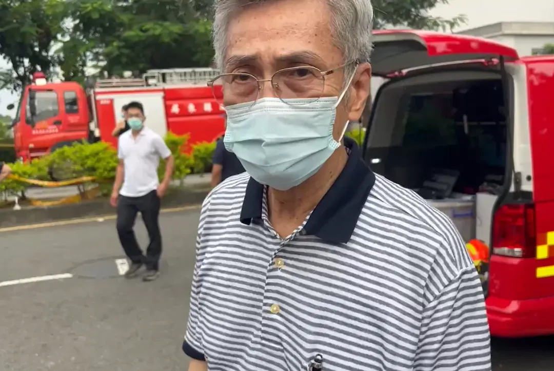 明揚國際科技股份有限公司董事長劉安晧23日下午來到火災現場。(圖/中天新聞)