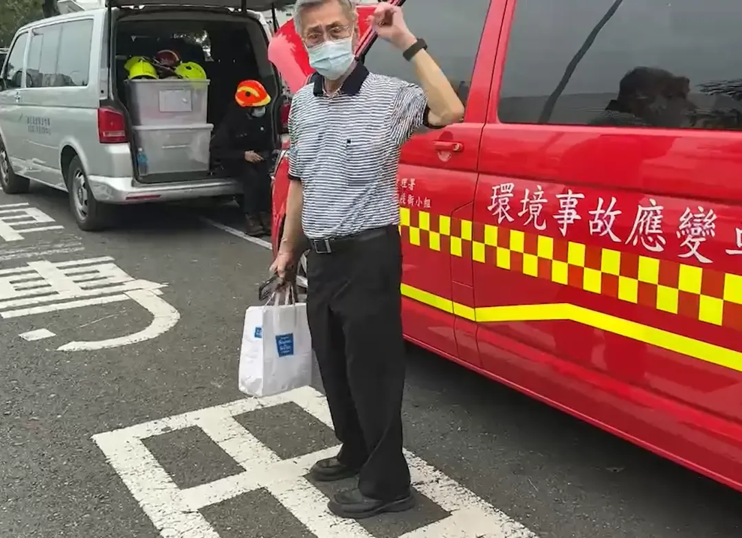 劉安晧面對鏡頭不願多談,途中不斷遮掩臉部。(圖/中天新聞)