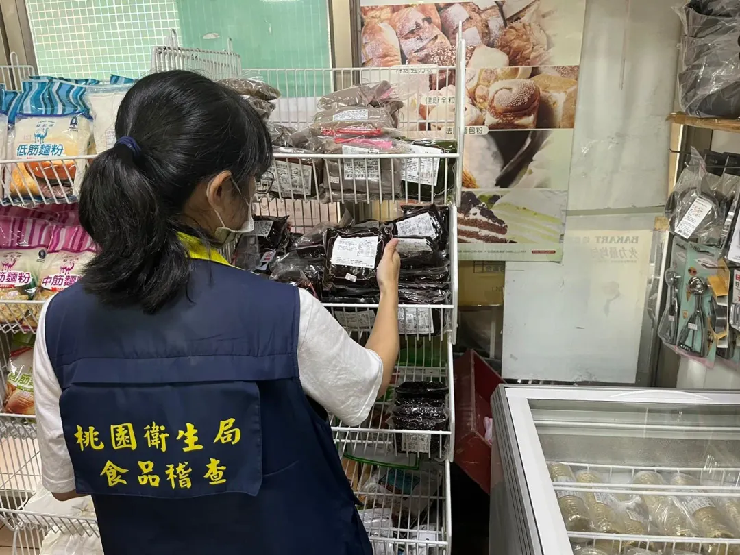 桃園市衛生局到賣場稽查中秋應景食品。(圖/桃園市衛生局提供)