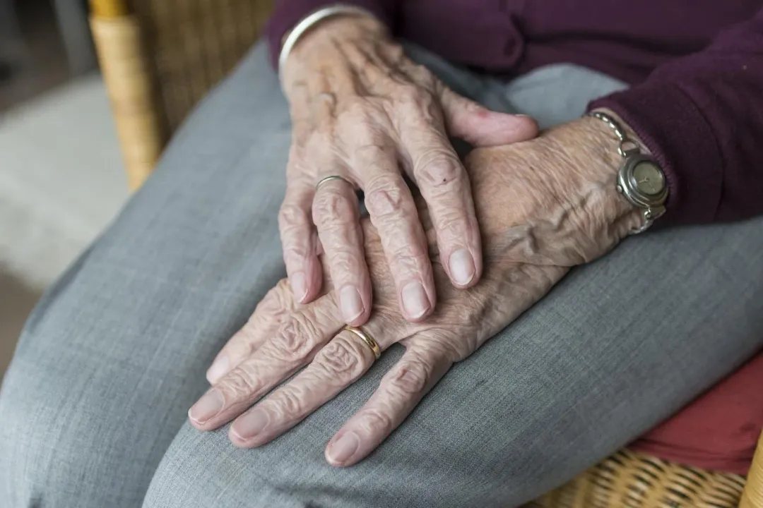 黑髮老人拿出敬老悠遊卡並表示自己70歲，要求身體不適的女網友起身讓座。（示意圖／取自pixabay）