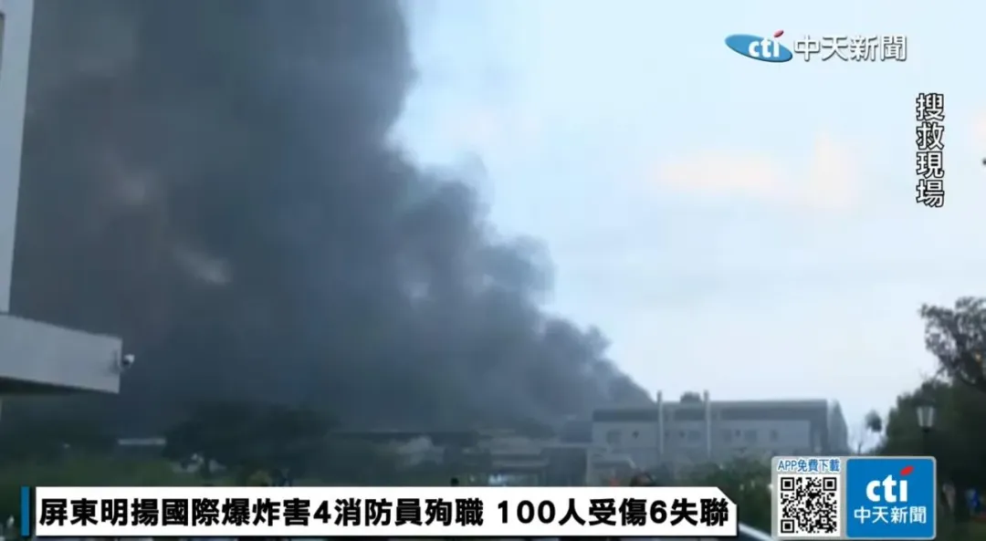 屏東市科技園區廠房火災延燒至23日清晨已達12小時，仍冒出濃濃黑煙，燃燒的化學物質可能會造影響。（圖／中天新聞）