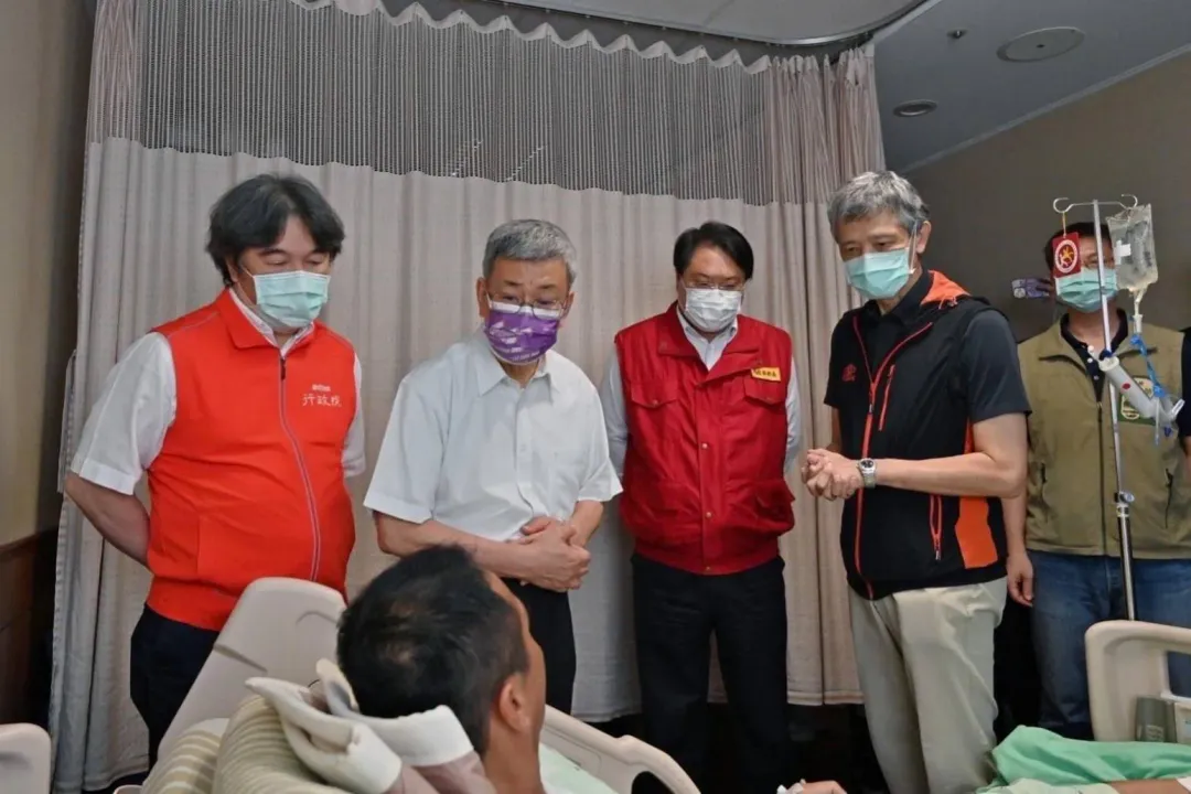 王必勝透露今天行政院長陳建仁前往探受傷小隊長時,他崩潰自責的說「整個小隊只有我活下來」,令人鼻酸。(圖/行政院臉書)
