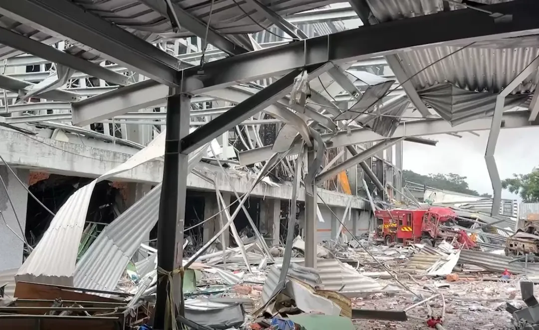 經過爆炸、起火,廠房有如被轟炸過,連消防車都被波及而壓爛。(圖/中天新聞)