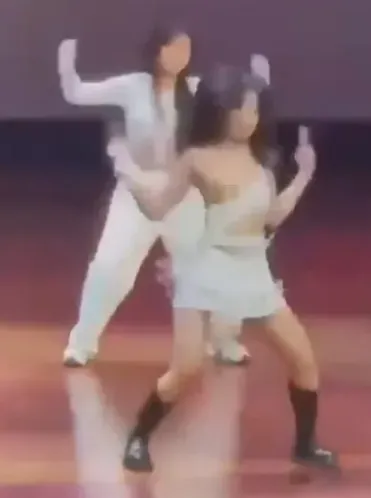 女學生右乳被台下全看光。（圖／翻攝自推特）