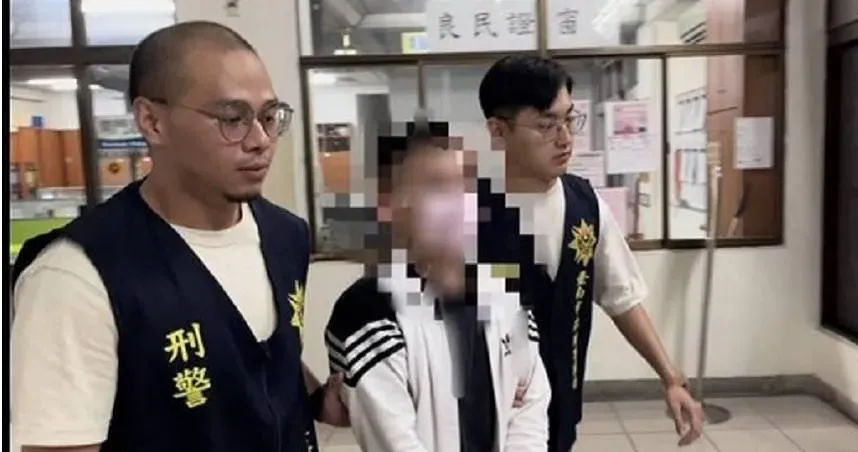 警方以茶葉偽裝現金包進袋子中,釣出詐騙車手,成功攔阻211萬損失。(圖/翻攝畫面)