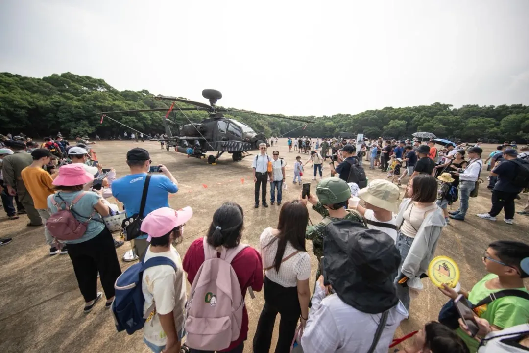民眾拍攝虎斑鯊彩繪阿帕契。（國防部提供）