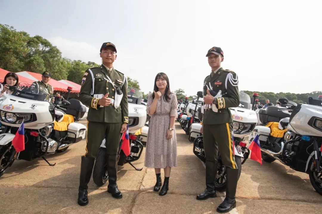民眾與快反連官兵合影。（國防部提供）