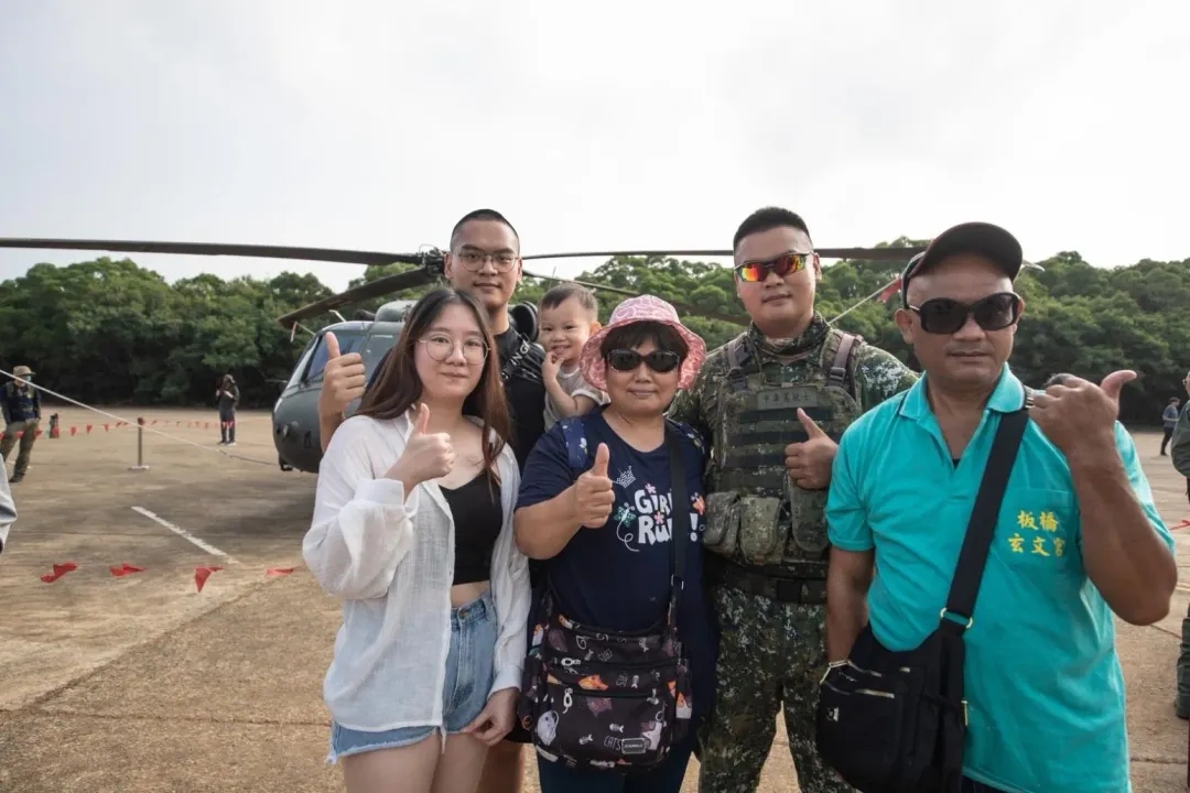 參演官兵與家屬共同合影。（國防部提供）
