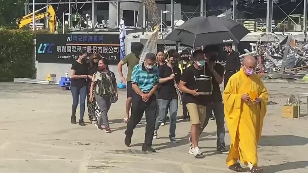 殉職消防員家屬在明揚國際廠房火災現場進行招魂儀式。(圖/中天新聞)