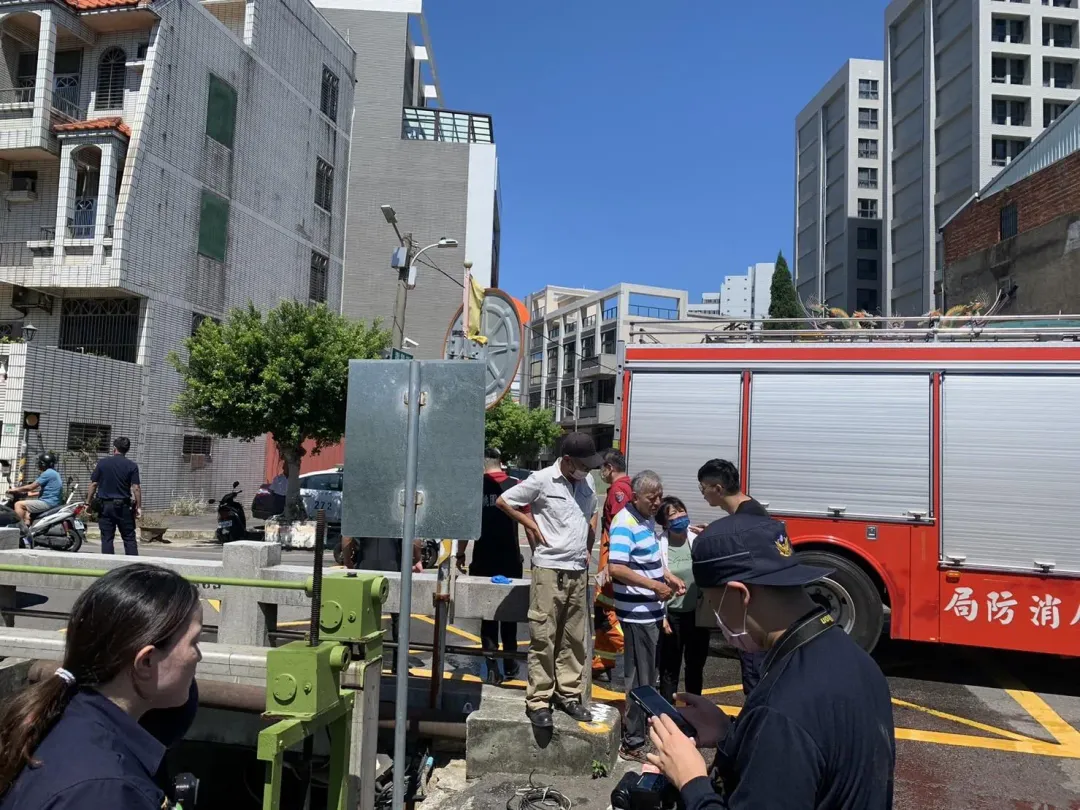 員警通知家屬到場確認死者身分。(圖/警方提供)