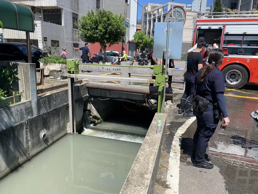桃園老婦人誤闖水溝失蹤,員警通知消防員到場救援。(圖/警方提供)