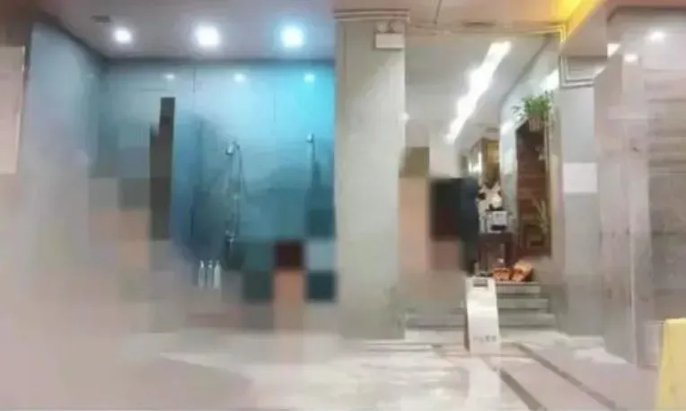 女網友在色情網站看到三溫暖偷拍影片扮起柯南。(圖/翻攝瀟湘晨報)