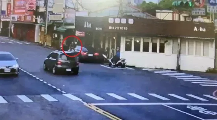 姜男酒駕偏離車道,撞死8旬張姓老翁(紅圈)。(圖/警方提供)