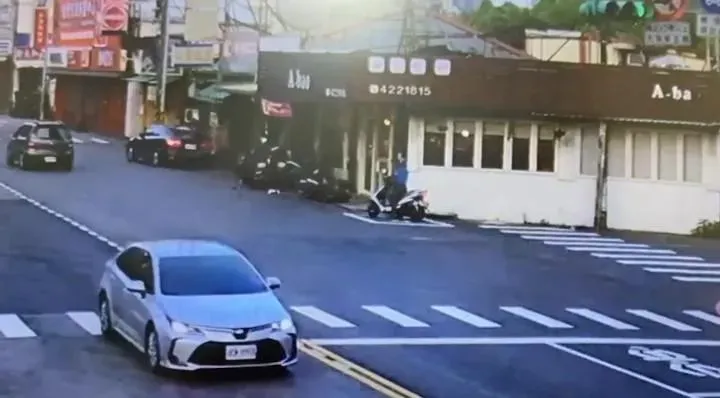 姜男的黑車一連撞了路邊5輛機車才停下。(圖/警方提供)