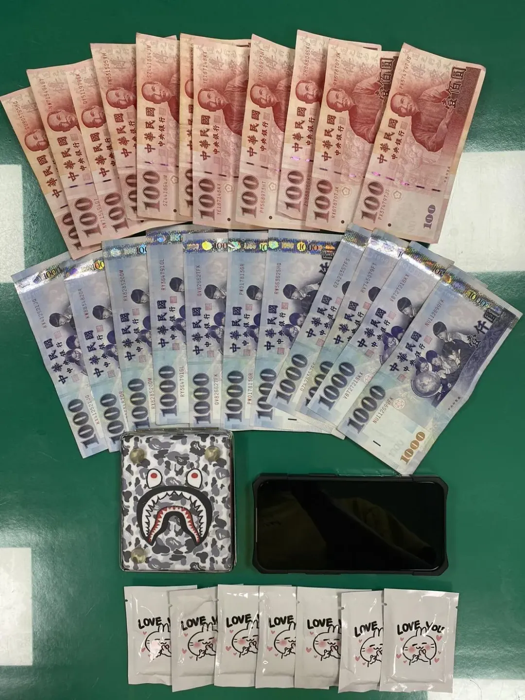 現場查獲毒咖啡包及20多萬元現金等證物。（圖／警方提供）