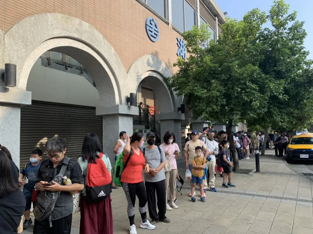 民眾排隊等候搭車,人龍排得相當長。(圖/中天新聞)
