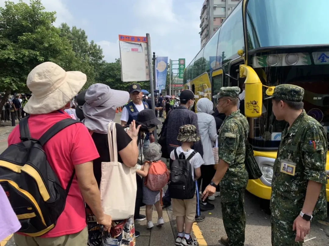 國軍指引民眾搭乘有遊覽車到營區參觀。(圖/中天新聞)