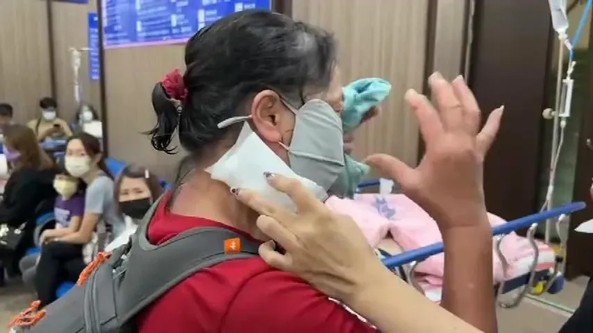 救護人員幫被蜂螫傷的婦人冰敷,談起蜂傾巢出而,傷者心有餘悸。(圖/中天新聞)