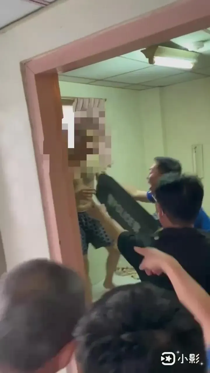 警方攻堅時,邱姓受刑人站在床上試圖反抗。(圖/警方提供)