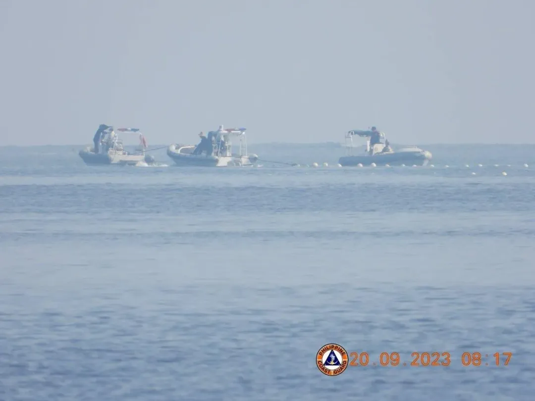 菲律賓海防隊9月指控大陸海警在南海爭議海域設置「漂浮障礙物」。(圖/翻攝X「菲海防隊發言人jaytaryela」)
