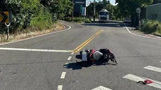 桃園23歲梁姓女子遭違規車跨線撞上後傷重不治。(圖/翻攝畫面)