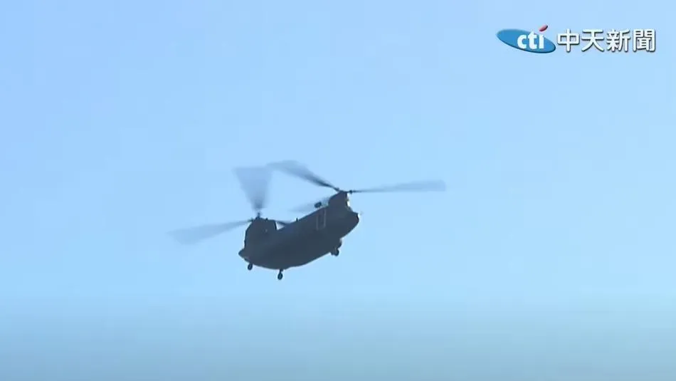 CH-47SD運輸直升機飛越總統府(圖/中天新聞)