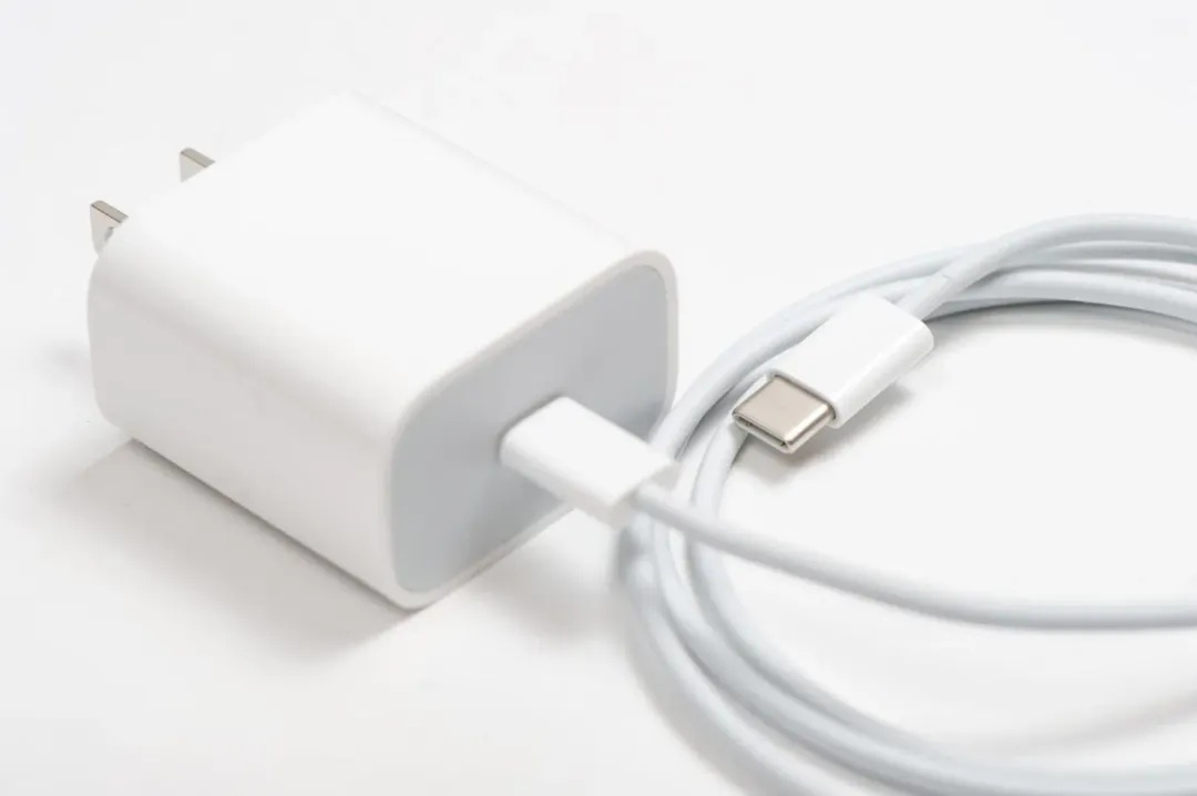 網友實測「華為」充電線卻不行為iPhone 15充電。