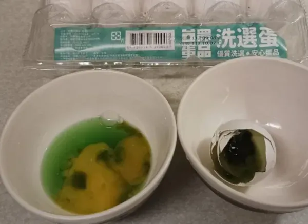 有民眾表示買到「黑綠色」台農蛋品雞蛋(攝自臉書)