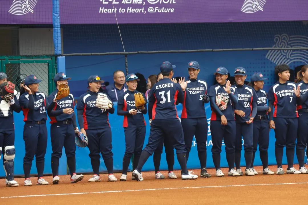 中華女壘在杭州亞運首戰以12比0提前4局扣倒新加坡。(圖/中華奧會提供)