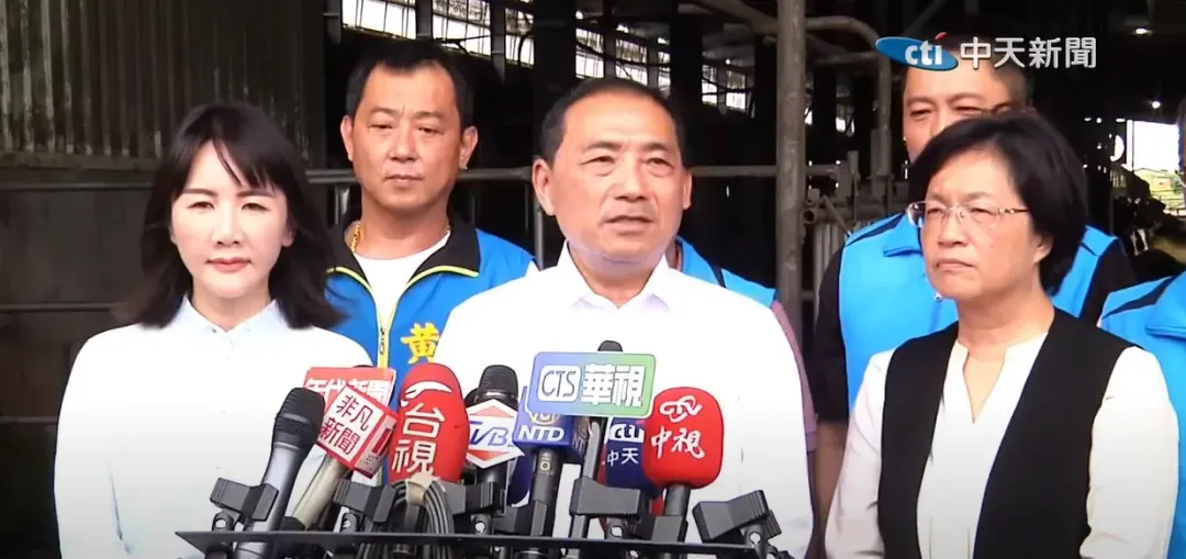侯友宜（前中）提政見，老農津貼逐年增加至每月1萬元。（中天新聞）