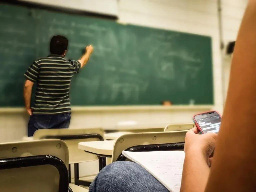 孩子上課打瞌睡、發呆、坐不住或不專心，可能被師長誤認是情緒問題或故意懶惰，但其實背後的真實原因參雜更多因素！（示意圖／pexels）
