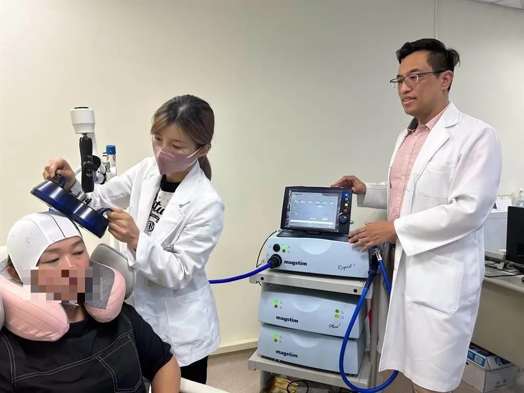 陳小姐透過「重複經顱磁刺激術(rTMS)」,連續治療3個療程之後,復發的頻率減少,發作頻率大幅降低。(圖/光田綜合醫院提供)