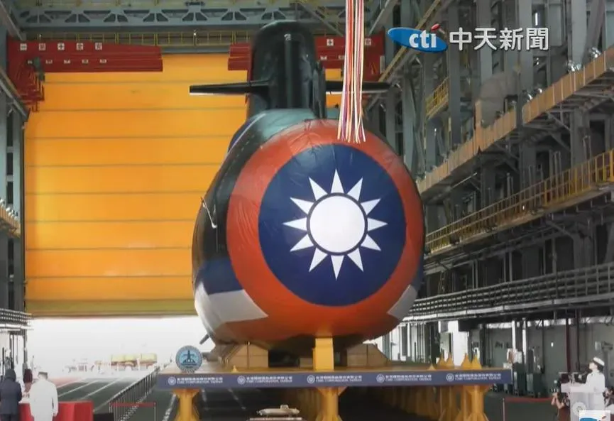 蔡英文主持潛艦國造「海鯤軍艦」擲瓶儀式（攝自中天新聞）