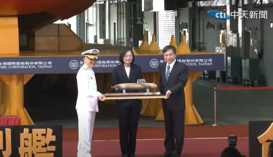 蔡英文主持潛艦國造「海鯤軍艦」擲瓶儀式（攝自中天新聞）