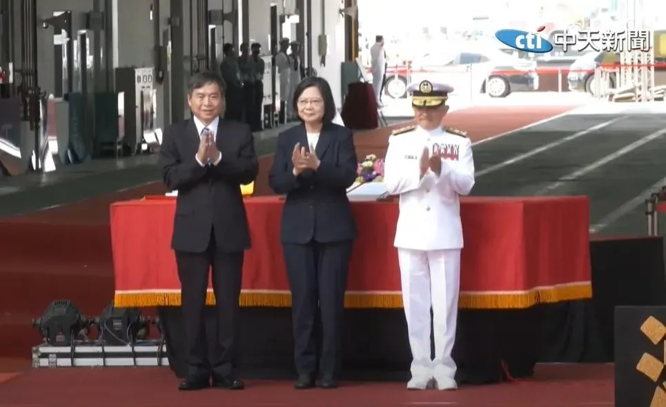 中華民國海軍首艘國造潛艦「海鯤」號已於今天(28日)在台船高雄廠下水,並由總統蔡英文為IDS原型艦正式命名並擲瓶。(圖/中天新聞)