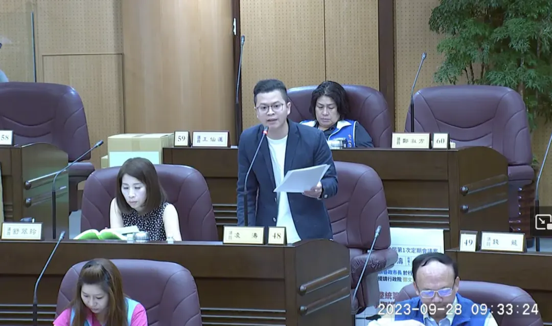 桃園市議員凌濤市議員指出，鄭文燦不只大灑幣，公共建設品質還很差、很拖、效益很低。（圖／中天新聞）