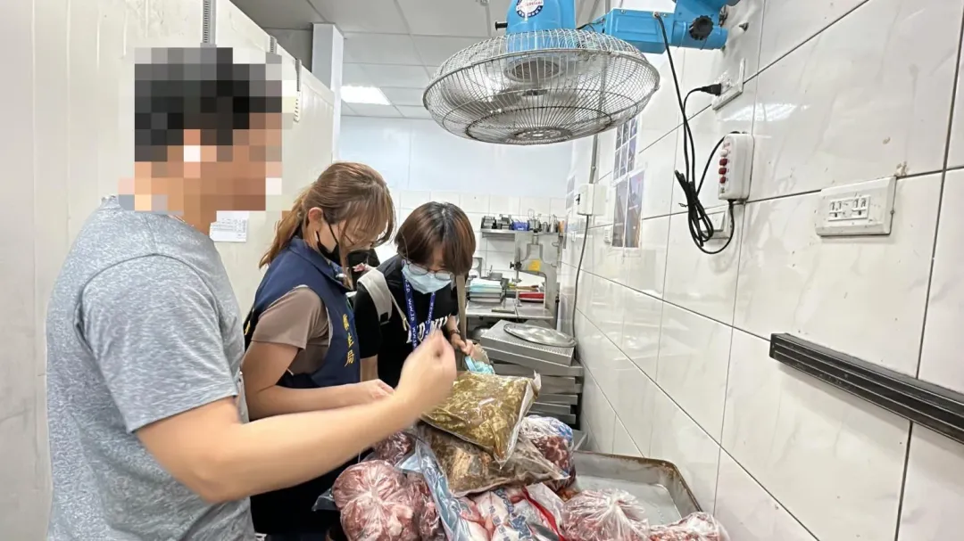 該燒肉店雖未檢出防腐劑過量的醬料，還是有其他食安問題，衛生局責令店家限期改善。（圖／高雄市衛生局提供）