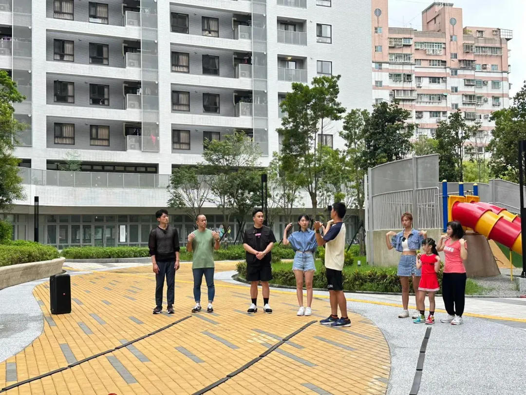 三位藝人與民眾組隊，趣味橫生。