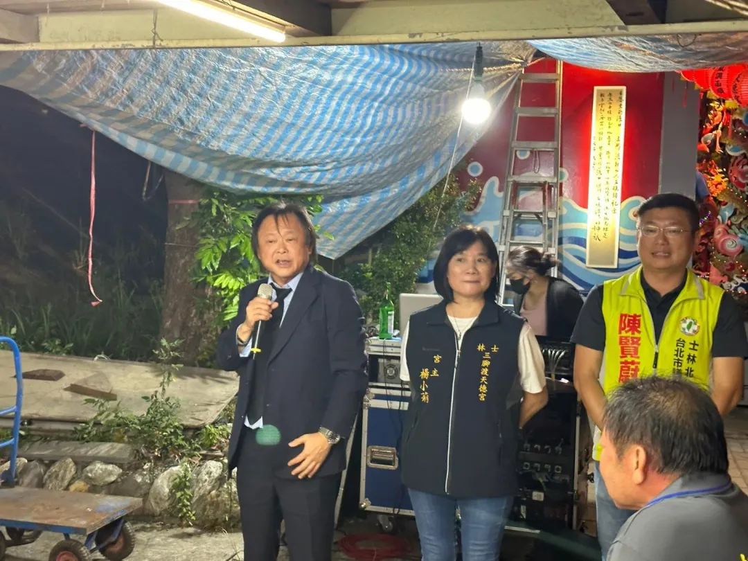民進黨立委參選人王世堅祝大家中秋節快樂。(圖取自王世堅臉書)