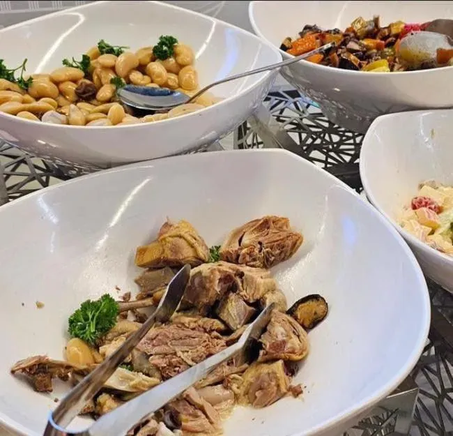 菜色相當豐富高達268道美食,還24小時無限量供應。(圖/翻攝自新闻调查@xinwendiaocha推特)