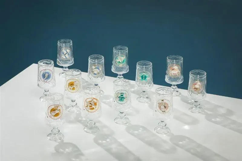 星巴克再度推出12星座系列周邊商品，今年是美人魚意象結合星座符號的玻璃杯。（圖／星巴克提供）