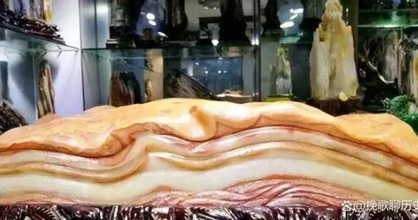 老翁在山上發現一塊肉型石,拒不出售。(圖/翻攝百度)
