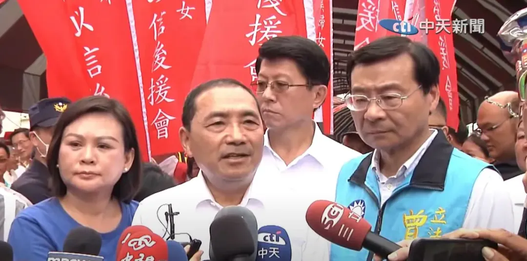 鈕則勳分析,柯文哲對「藍白合」態度反覆,是希望藍營釋出更多資源。圖為侯友宜(中)今在台南跑選舉行程。(中天新聞)