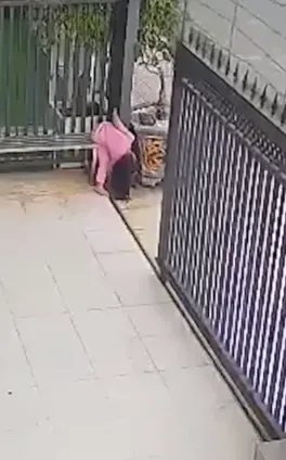 女童以詭異的彎腰姿勢卡在門邊。（圖／翻攝自推特）