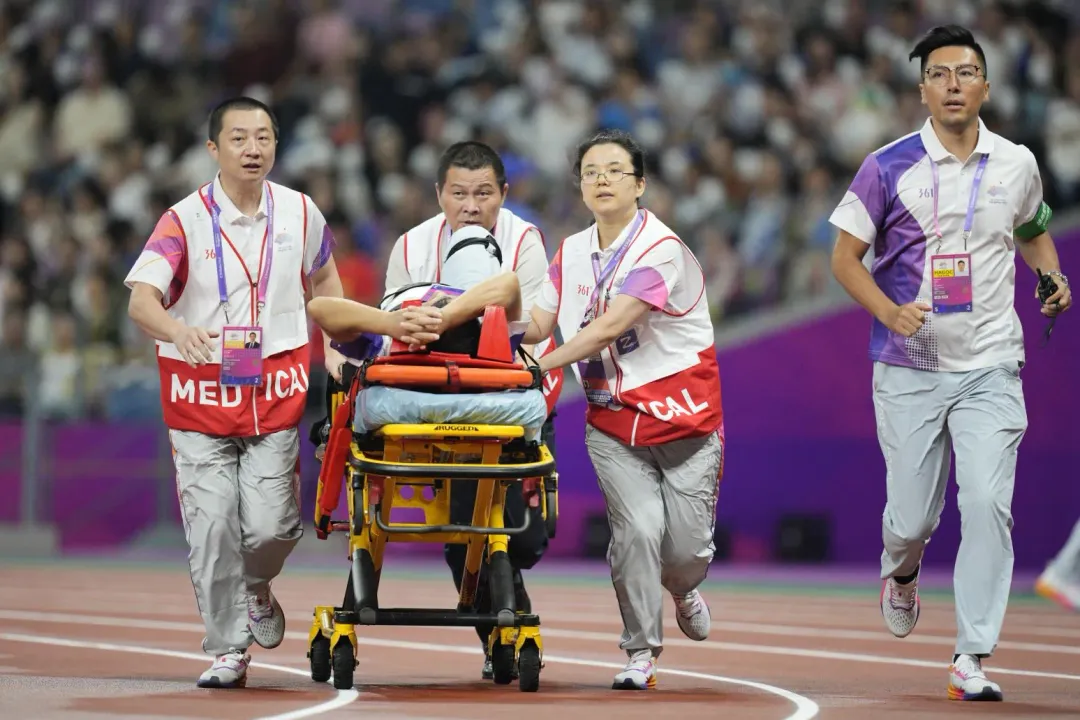 黃姓裁判右側下肢開放性脛腓骨骨折。（圖／美聯社）